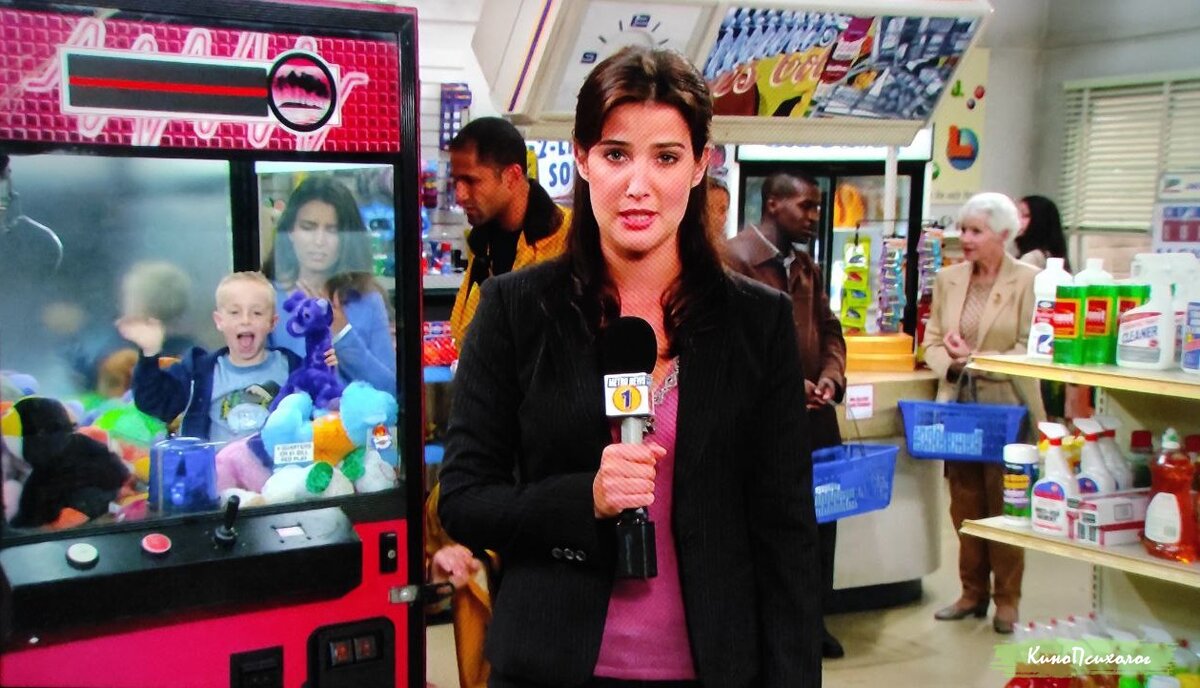 "Как я встретил вашу маму", кадр из сериала. Робин ведет репортаж из супермаркета.