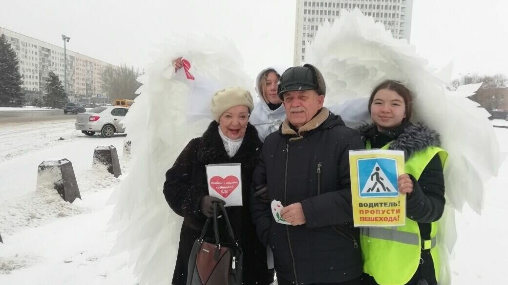    В День всех влюбленных на дороги Волжского вышли ангелы с белоснежными крыльями. Необычную профилактическую акцию провели полицейские и волонтеры.