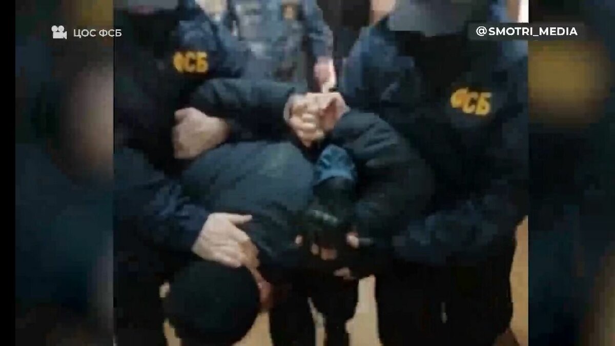     В Интернете разместили видео, на котором показано задержание силовиками в Ростове-на-Дону представителя запрещенной группировки «Азов», ролик размещают Telegram-каналы.