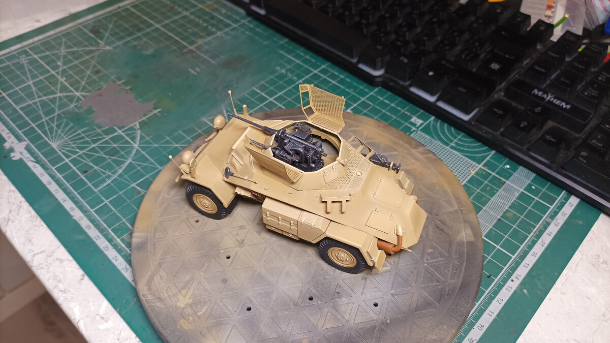 Решетки решил сделать открытыми, так интересней смотрится (но постоянно отваливаются), нежели запечатанные