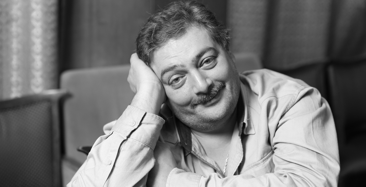 фото из интернета (Дмитрий Львович Быков* (признан в РФ иноагентом) — автор десятков книг, сборников стихов и статей в Новой газете, Собеседнике).