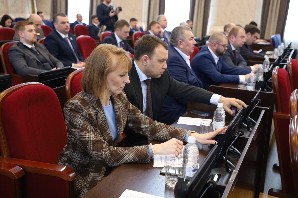 депутат ЗСК Ангальт Светлана Александровна и коллеги на 10 пленарном заседании в ЗСК