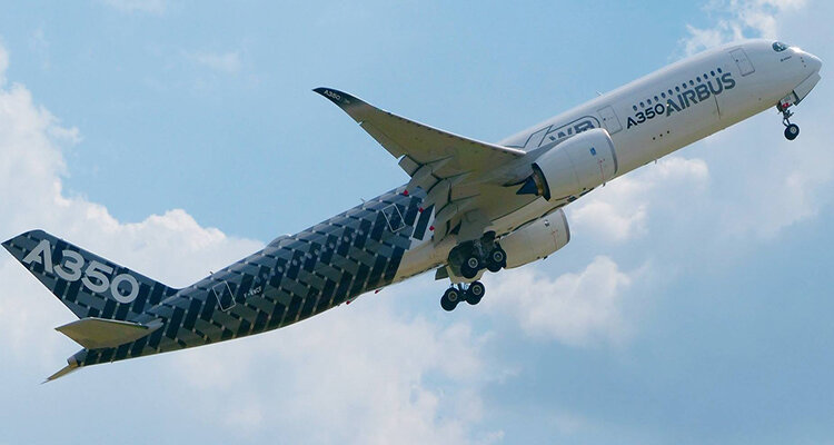 Выполняющий полет Airbus A350