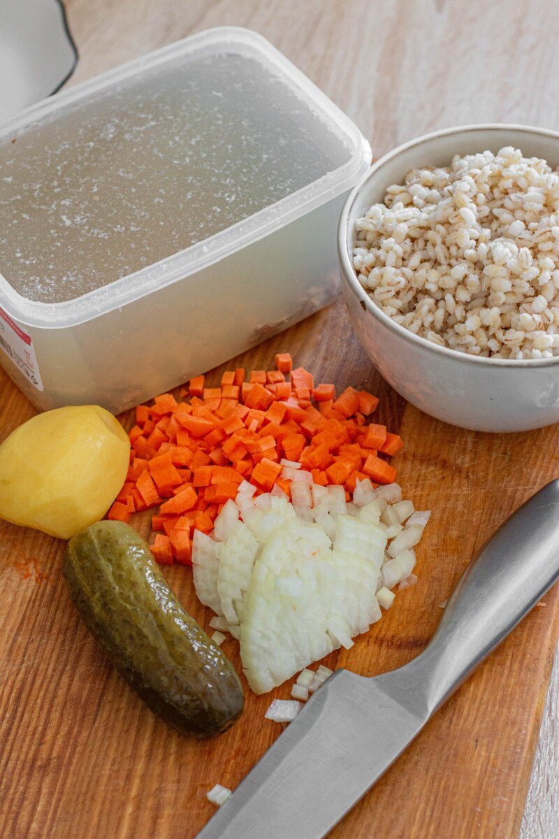 Перловка у меня уже отварена, бульон достал из заморозки.