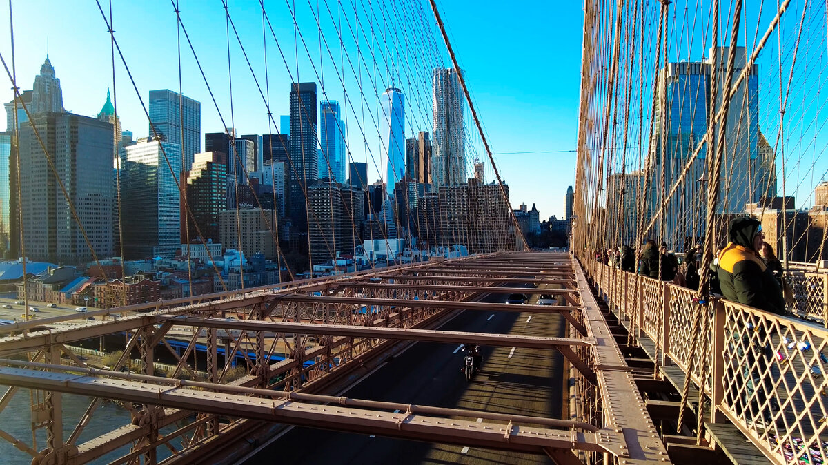 New York City, Brooklyn Bridge. Знаменитый вид на Манхэттен с Бруклинского моста.
