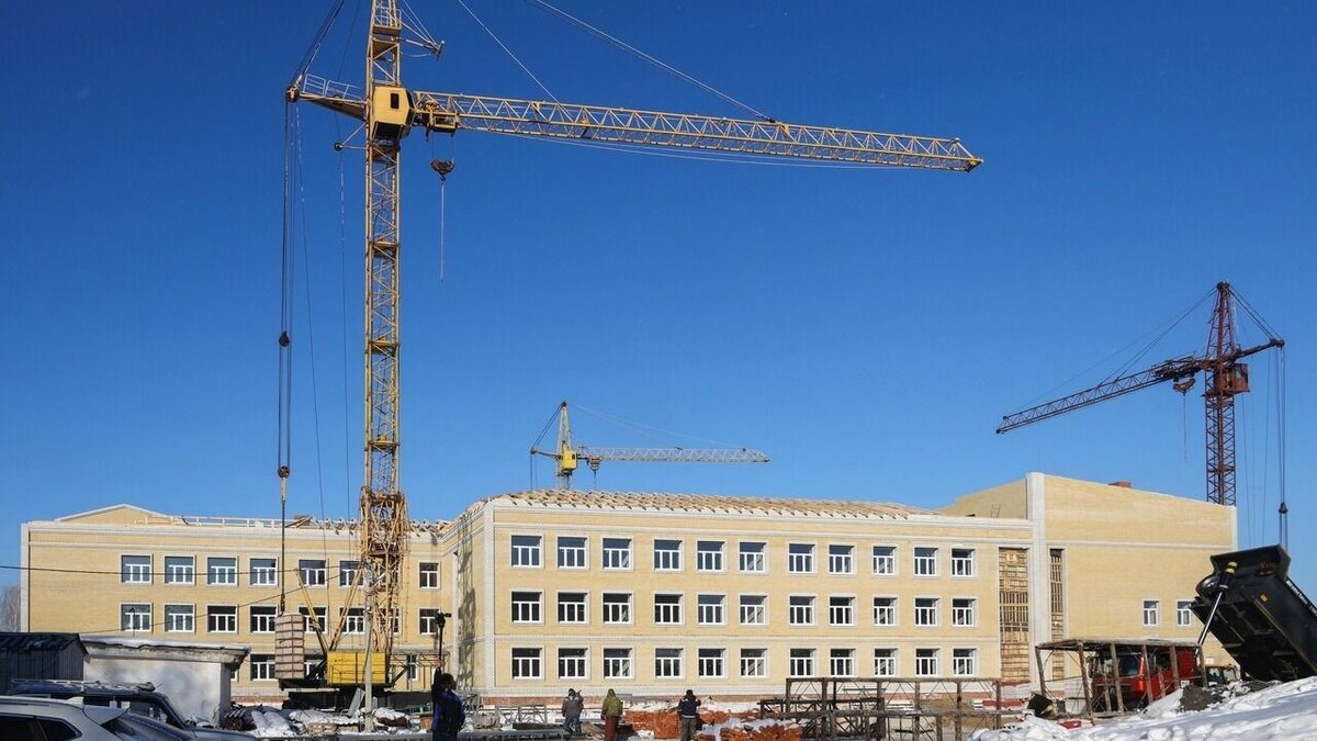     В Ишиме продолжается строительство школы №4. По данным подписчиков паблика «Ишим пере Подслушано», рабочие возвели трёхэтажную коробку здания. На 16 февраля идёт монтаж кровли.