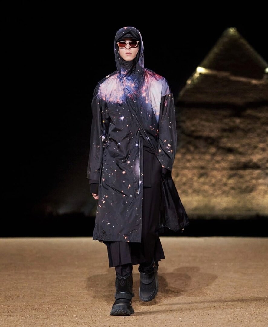 Фотографии с показа французского дома моды Christian Dior (Гиза, 2022 год) Фото: www.dior.com