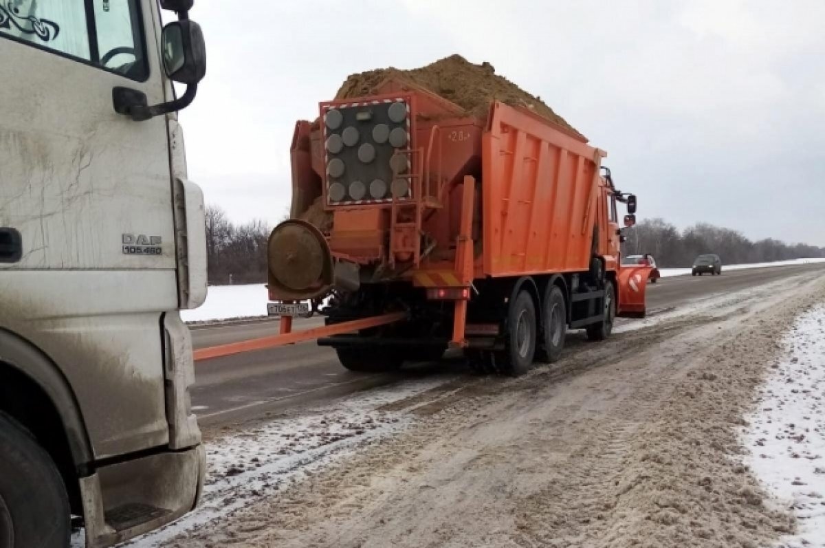    Под Волгоградом дорожники выручили водителя сломавшегося грузовика