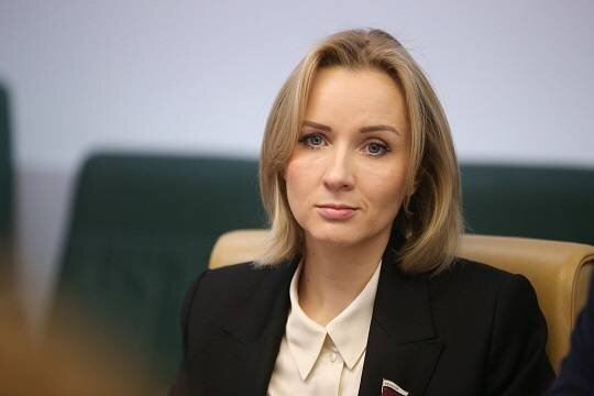    Мария Львова-Белова попросила у Владимира Путина «немножечко денег»