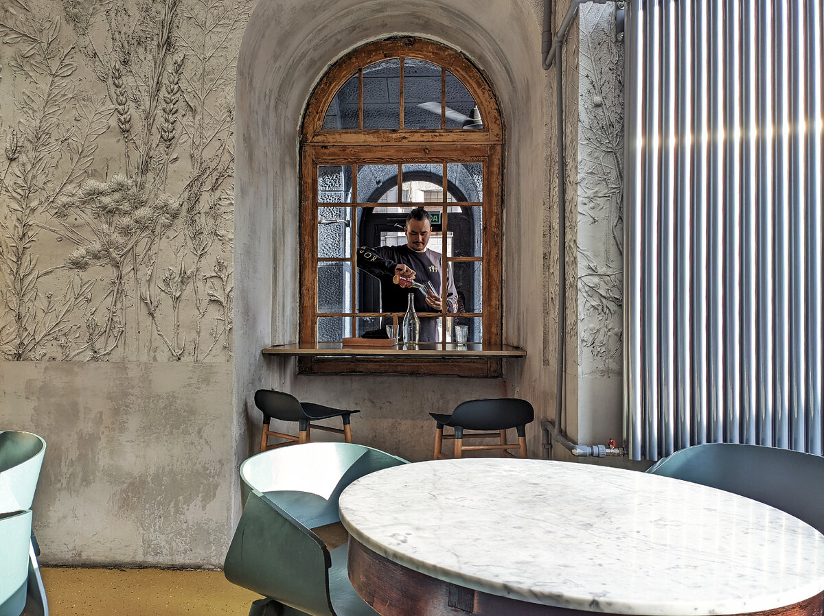 Нам наливают вкусное пиво