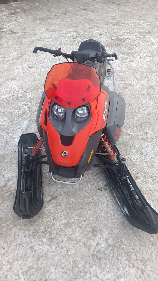 Не смотря на возраст компоновка современная. Жаль что на рычагах подвески сэкономили. Источник фото - https://auto.ru/snowmobile/used/sale/brp/freestyle/4316279-21a67d25/