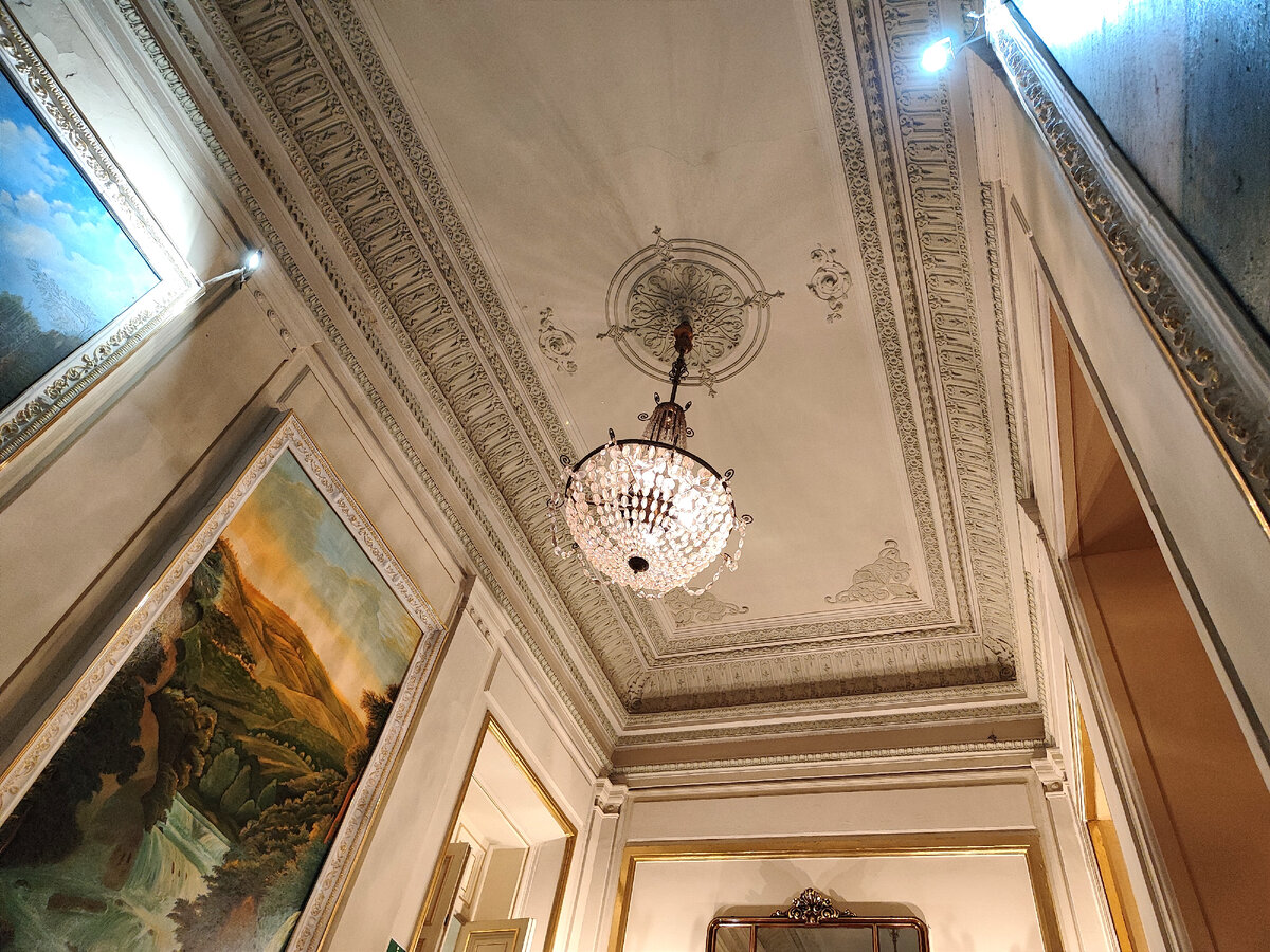 Эта красота открывается нам, пока мы поднимаемся по лестнице. 