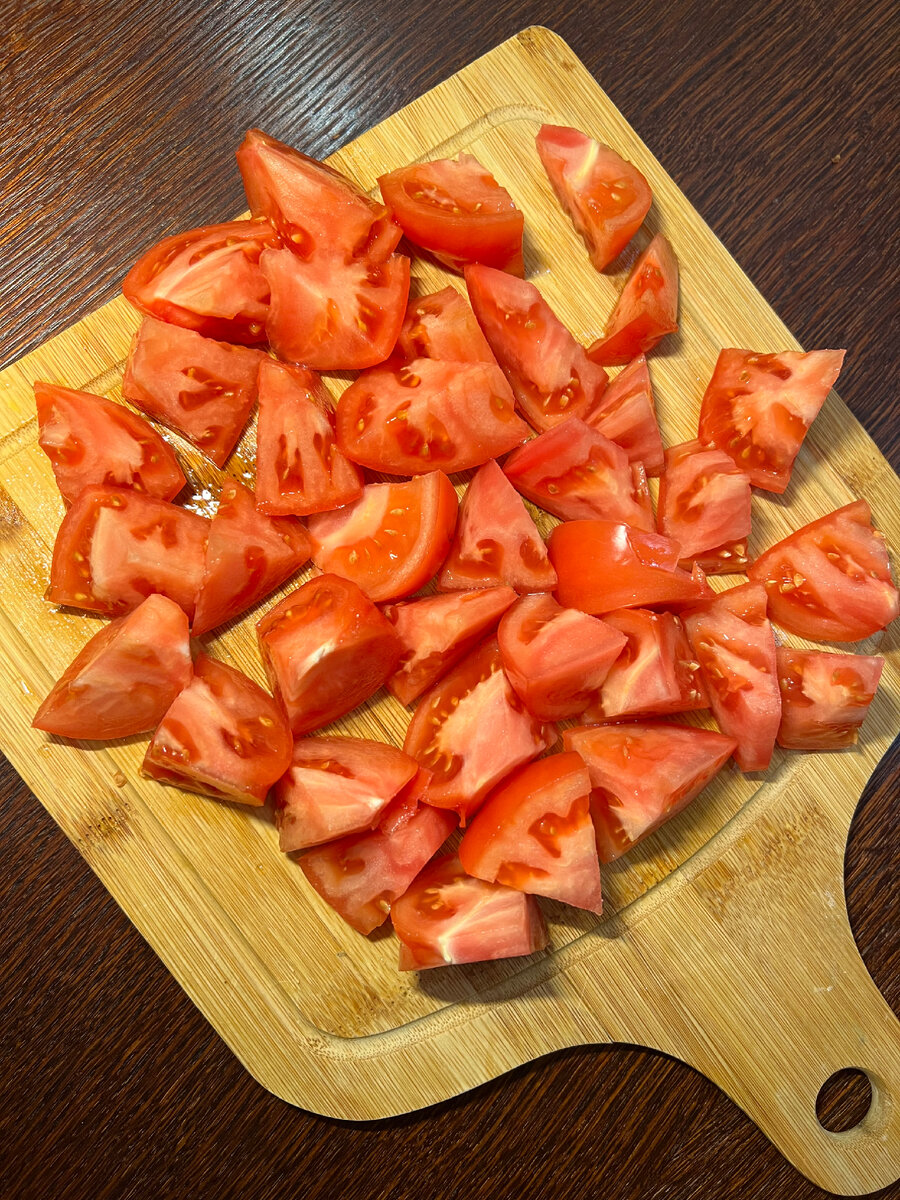 1. Помидоры нарезаем крупными треугольничками 