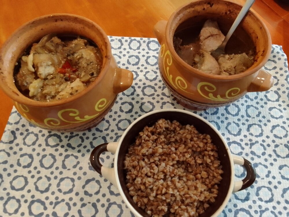 Постная гречневая каша и мясо томленное в духовке. Фото автора.
