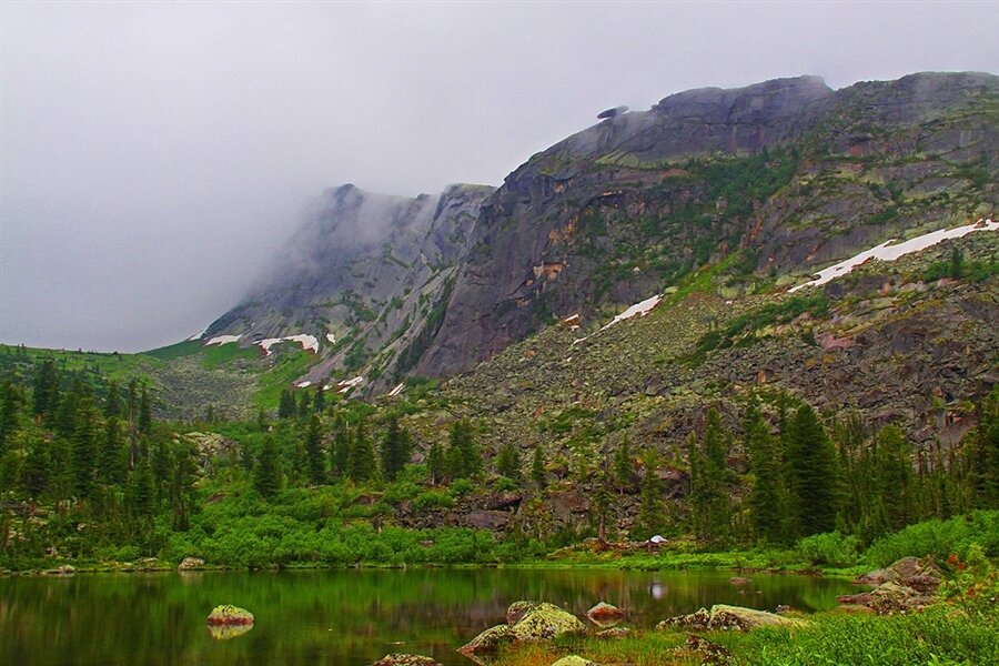 Заповедник Ергаки висячий камень