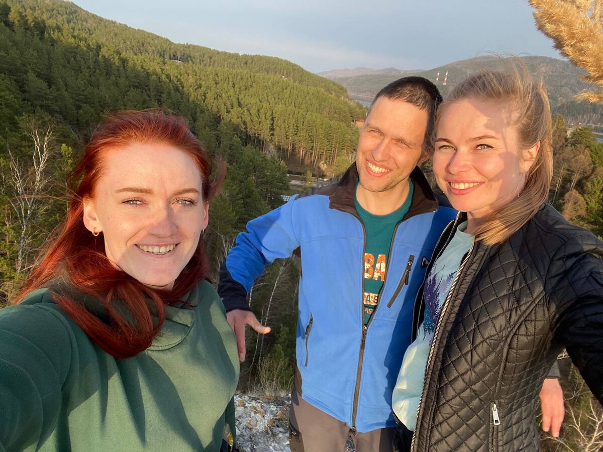 Слева - направо: гид Анастасия, наш директор - Сергей и гид Юлия