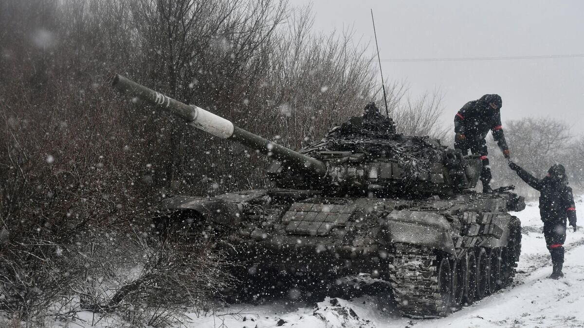    Военнослужащие танка Т-72 Вооруженных сил России в южном секторе специальной военной операции© РИА Новости