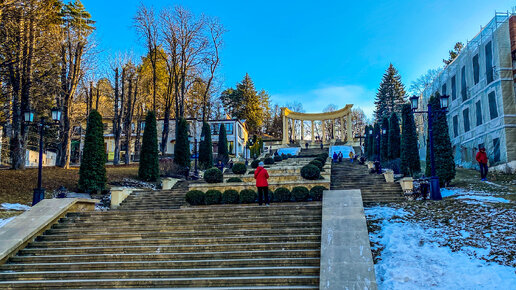 Каскадная лестница в Кисловодске. Спустился по ней и попал в город