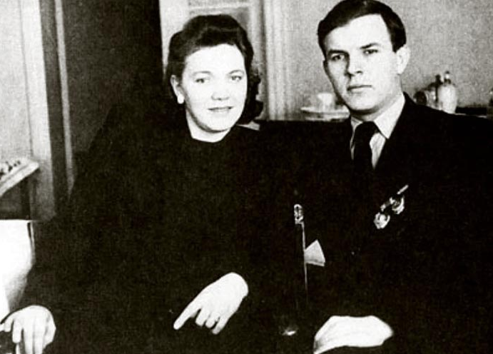Владимир Семичастный и его супруга Антонина. Источник фото - https://stuki-druki.com/biofoto3/wladimir-semichastniy-zhena.jpg