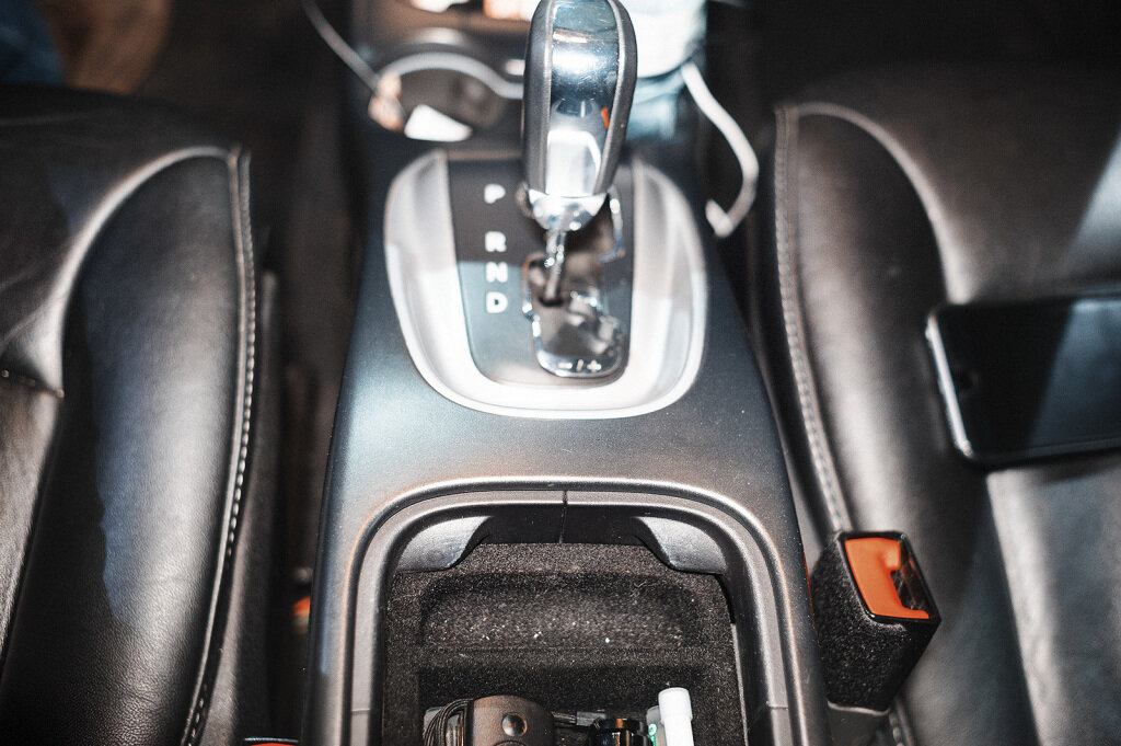 Поднимаем подлокотник Додж Джорни