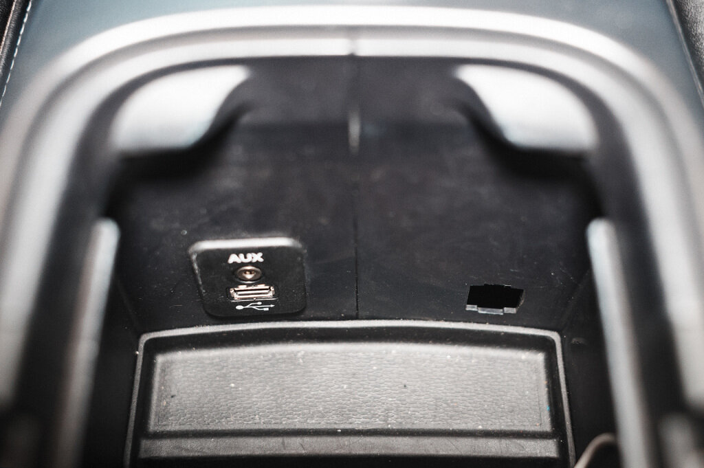 Нейтралка Додж Джорни прячется под заглушкой