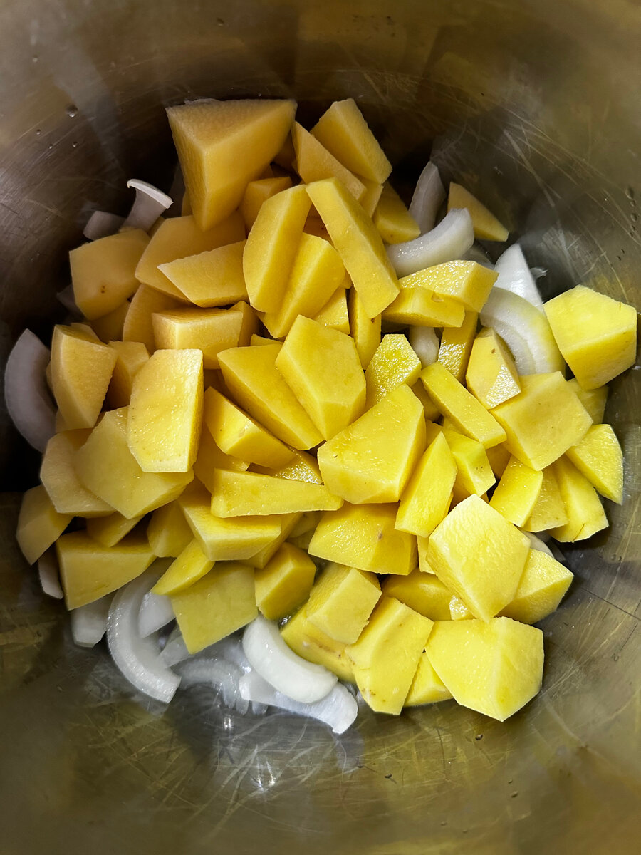 К луку - нарезанный произвольно картофель, обжариваем пару минут и добавляем пол стакана воды. Тушим под закрытой крышкой минут 10.