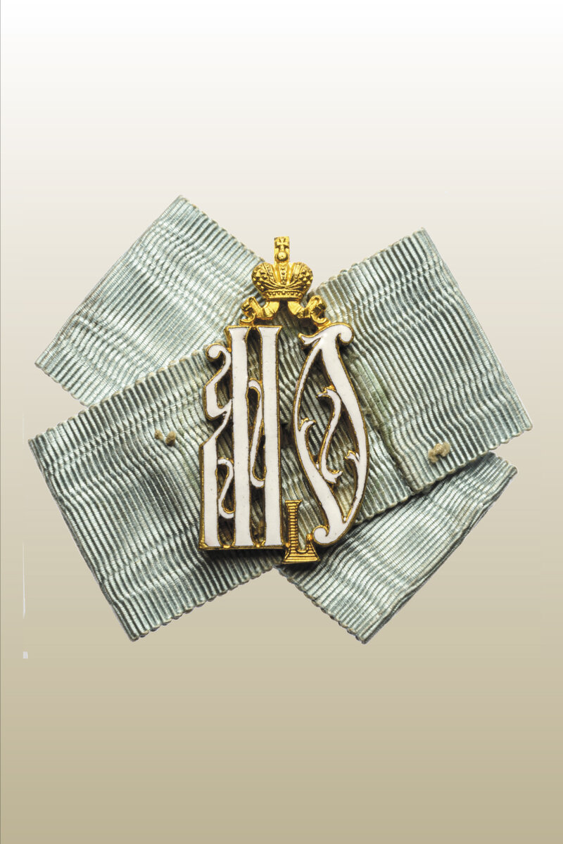 Знак I степени в память 50-летия со дня принятия императрицей Марией Федоровной непосредственного участия в делах Ведомства учреждений императрицы Марии