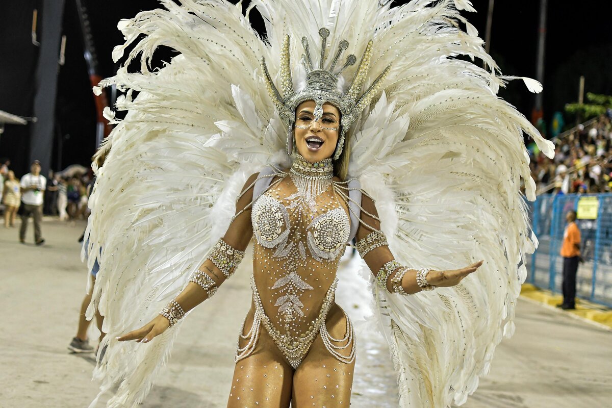 Попа в перьях: самые голые люди карнавала в Рио-де-Жанейро | Wday.ru | Дзен
