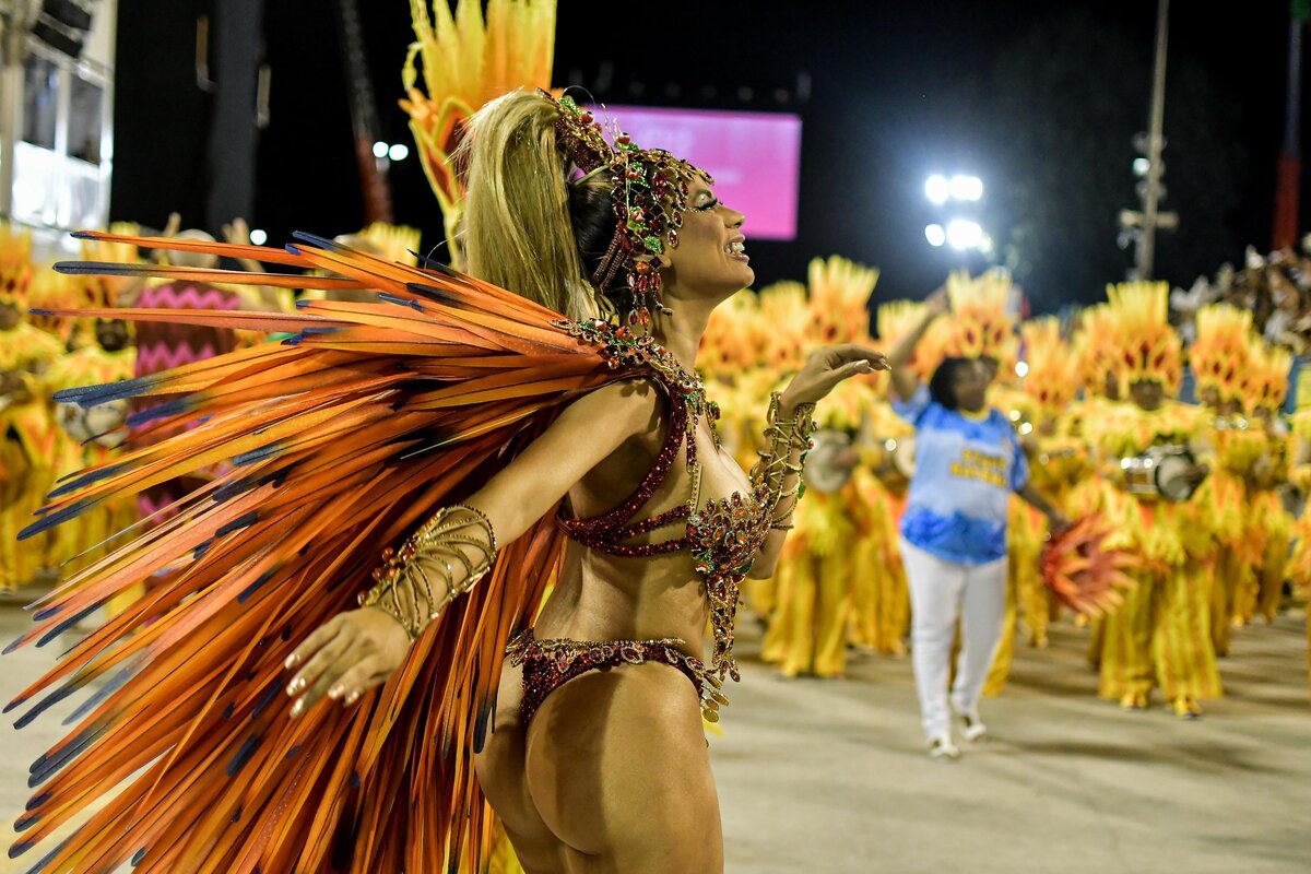 Видео. Карнавал в Рио-де-Жанейро: танцы на фоне лихорадки