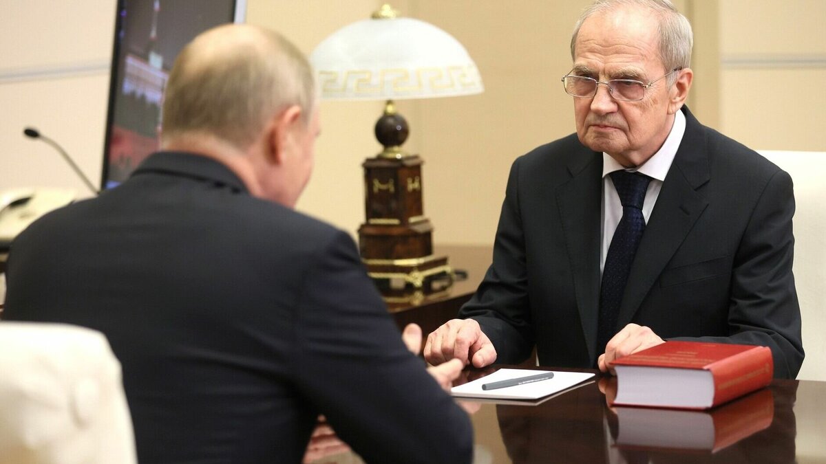     Президент России Владимир Путин своим указом наградил председателя Конституционного суда РФ Валерия Зорькина (на фото) орденом Святого апостола Андрея Первозванного.