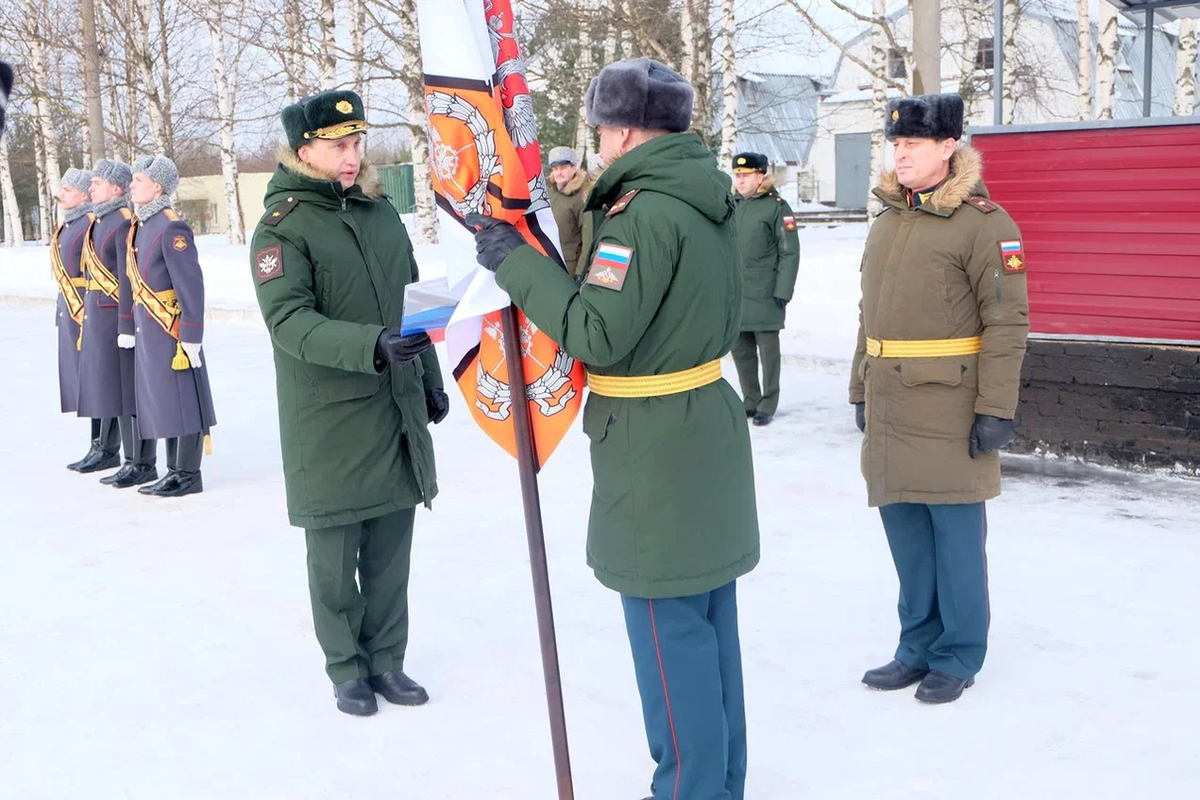 Генерал-майор Александр Дудкин (слева) передаёт Боевое Знамя комбату подполковнику Владимиру Беликову