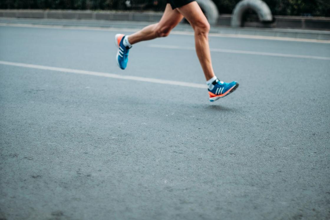    Спортсмен бежит марафон:Unsplash / sporlab