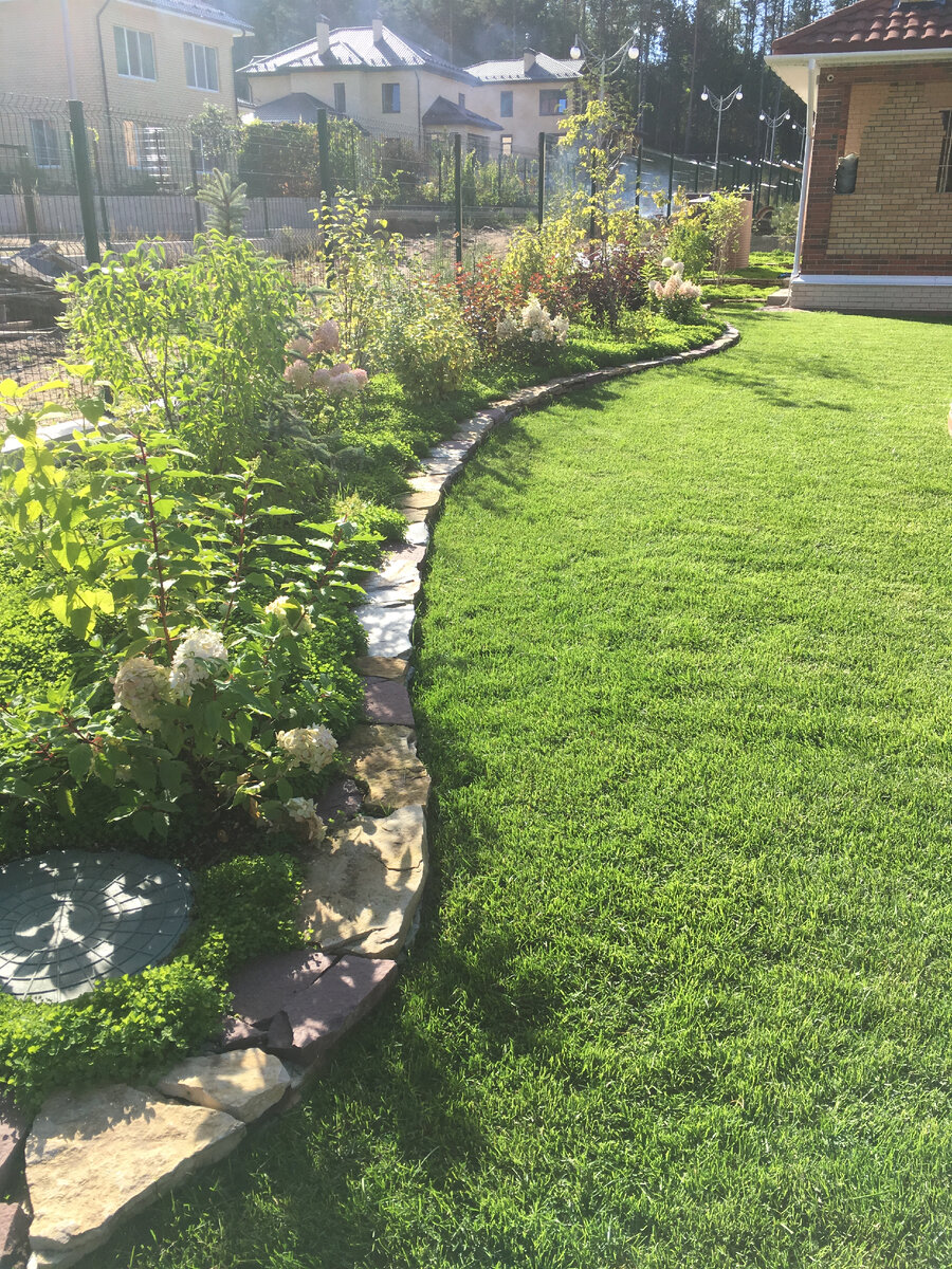 Регулярная стрижка газона залог его красоты