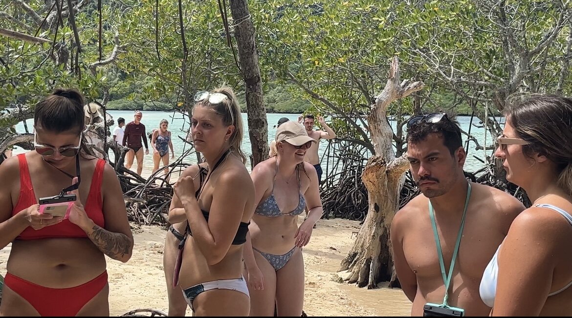 Это была ложная тревога, через 10 минут приплыла и остальная еда, но эти 10 минут были волнительными для голодных туристов 😂