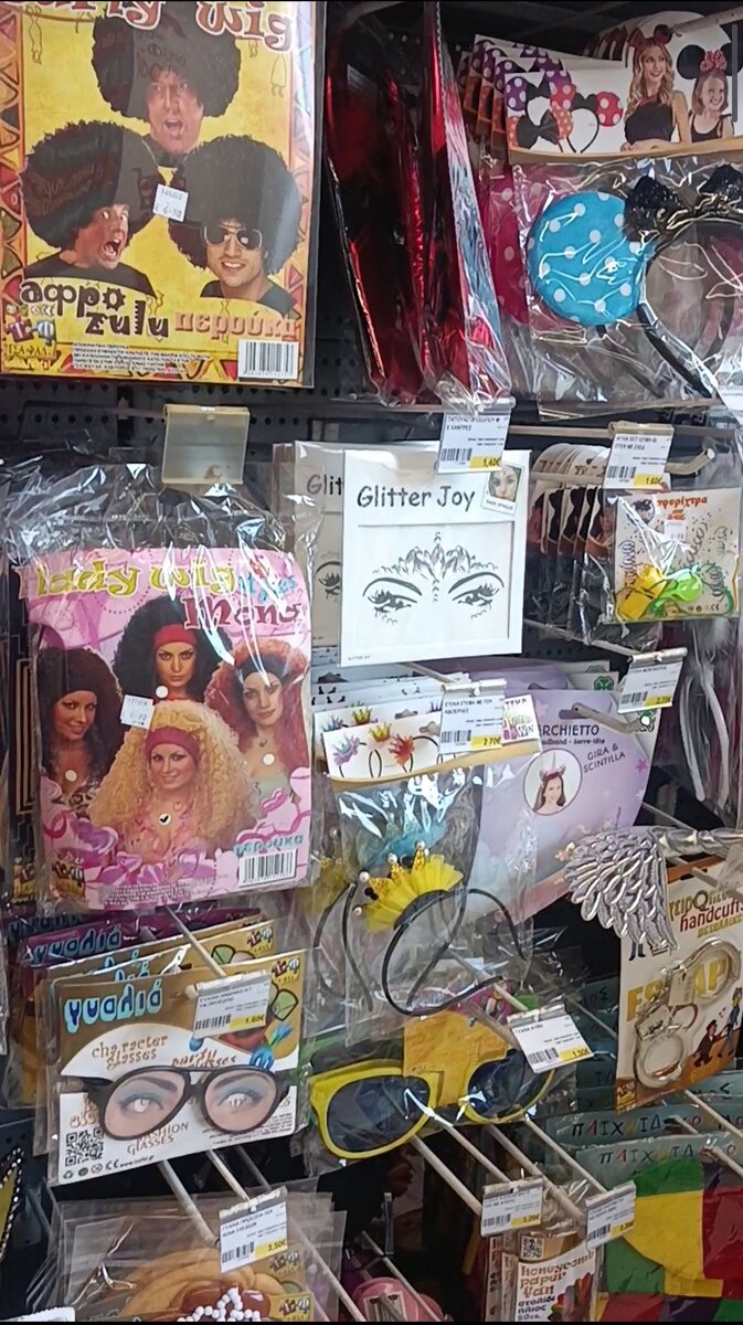 В нашем супермаркете перед праздниками: много аксессуаров, они дешевле костюмов (фото автора)