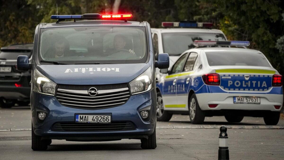    Полицейские автомобили в Бухаресте© AP Photo / Vadim Ghirda