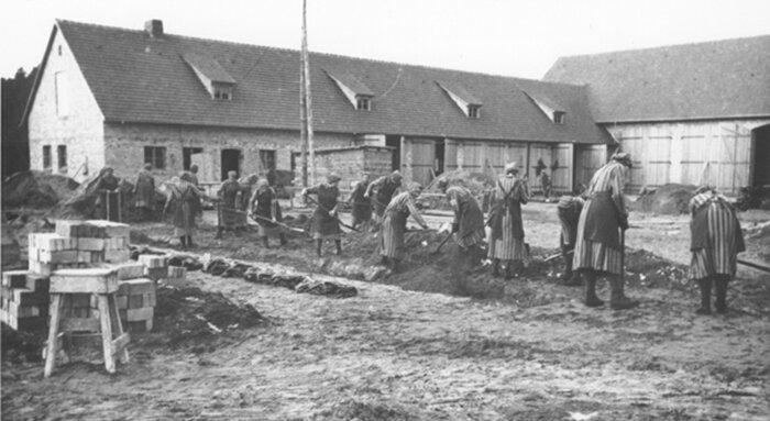Женщины-заключенные на принудительных работах по рытью траншей в концентрационном лагере Равенсбрюк