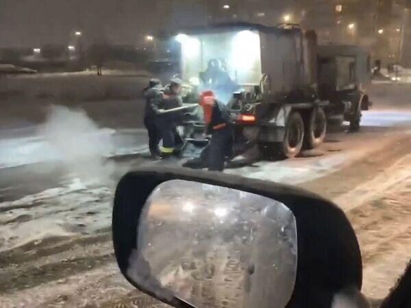 Все имущество включая мебель укладывали в ящики и на машинах отвозили в гавань