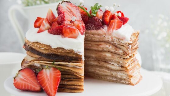    Праздничная кухня: блинный торт со сметанным кремом, ягодами и бананами к Масленице Ирина Петрова