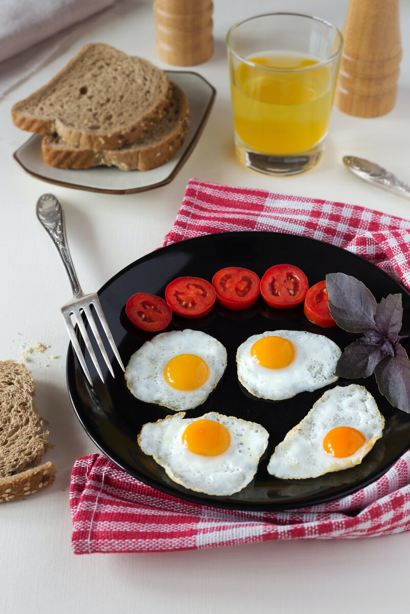 Жареные яйца с тостом и овощами 
