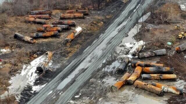     Власти США направили бригаду токсикологов в Огайо, где две недели назад в результате ЧП с поездом произошел сильный взрыв большого количества опасных химикатов.