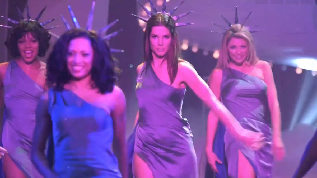 Кадр из фильма "Мисс Конгениальность". Главная героиня всё-таки выучила танец! Превосходно смотрится!