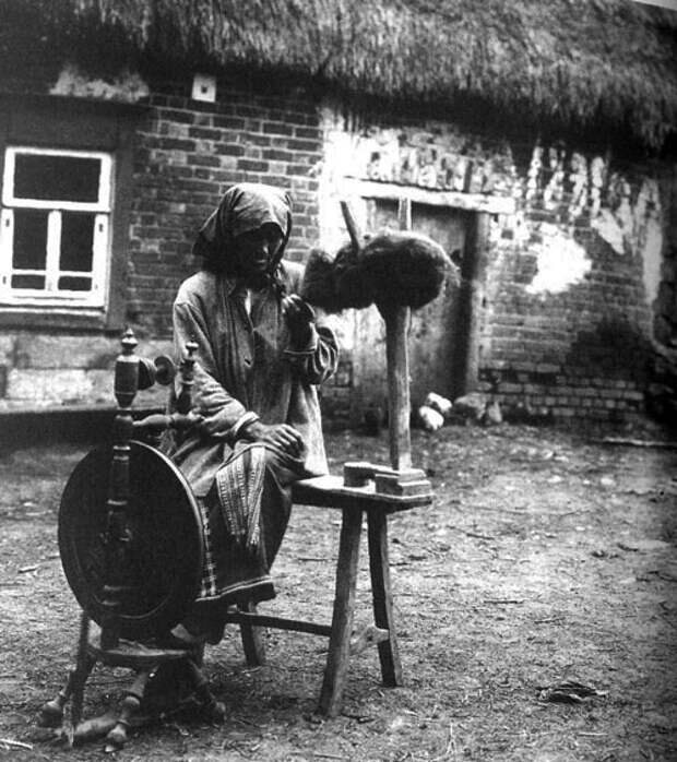 Крестьянка за самопрялкой, 1902 г.