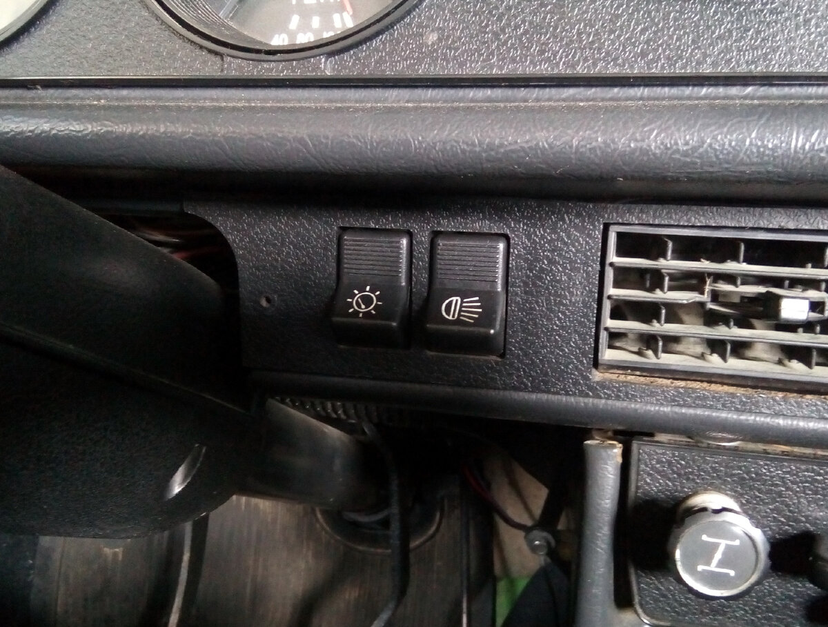 По середине фото, левая -это клавиша выключателя освещения шкалы приборов, правее выключатель наружного освещения