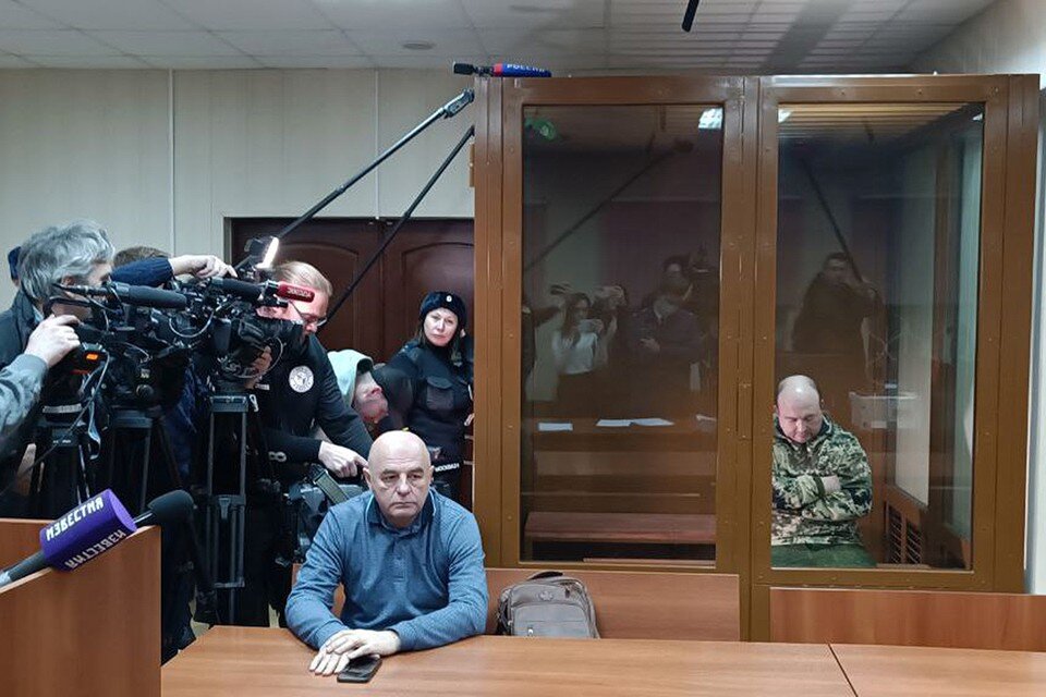     Андрей Сафронов оказался в стеклянной клетке в зале суда за то, что взял человека в заложники. Александра БУДАЕВА