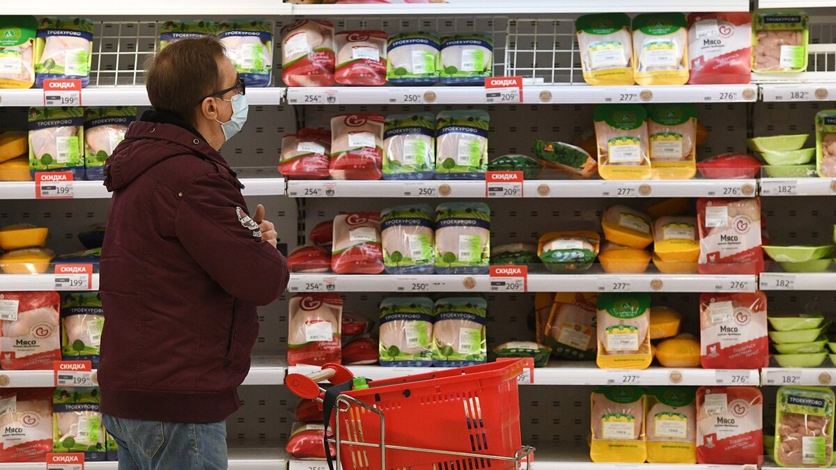    Покупатель выбирает куриную грудку в гипермаркете "Ашан"© РИА Новости . Александр Кряжев
