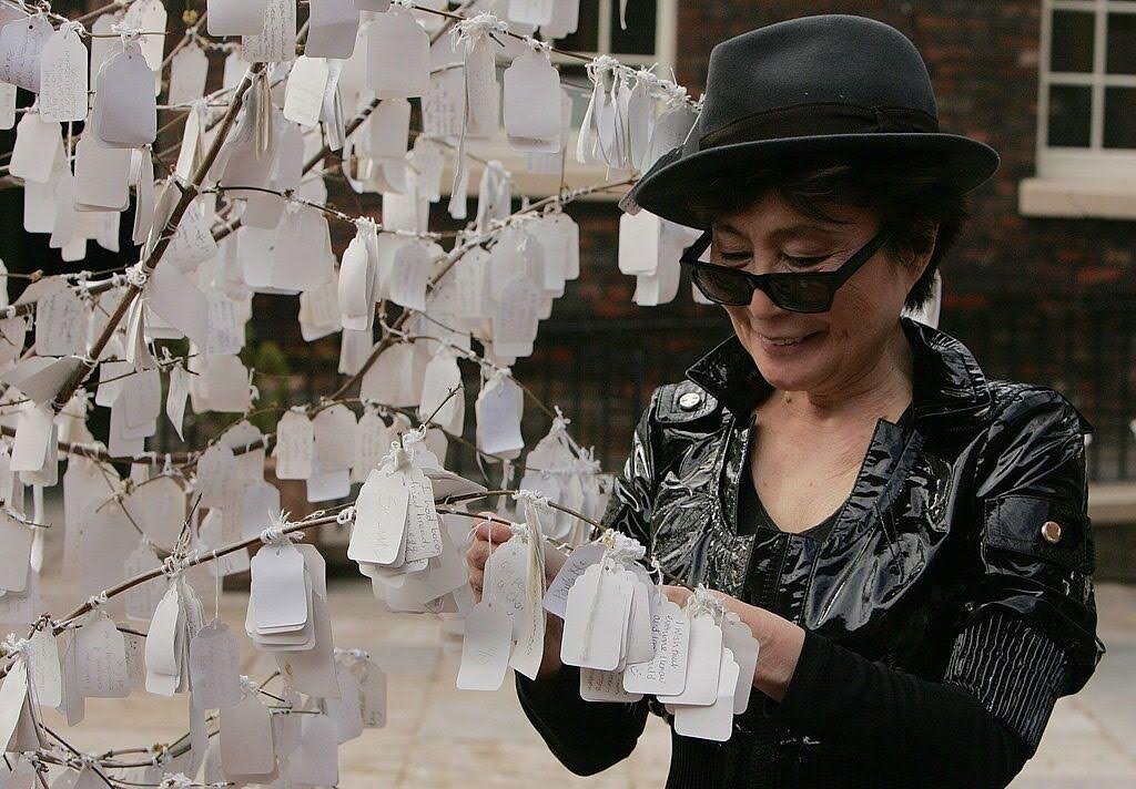 Креативный подарок для своей мамы придумал Шон Леннон (Sean Lennon). Сын Йоко Оно (Yoko Ono) и Джона Леннона (John Lennon) создал в интернете виртуальное «Дерево желаний».-2