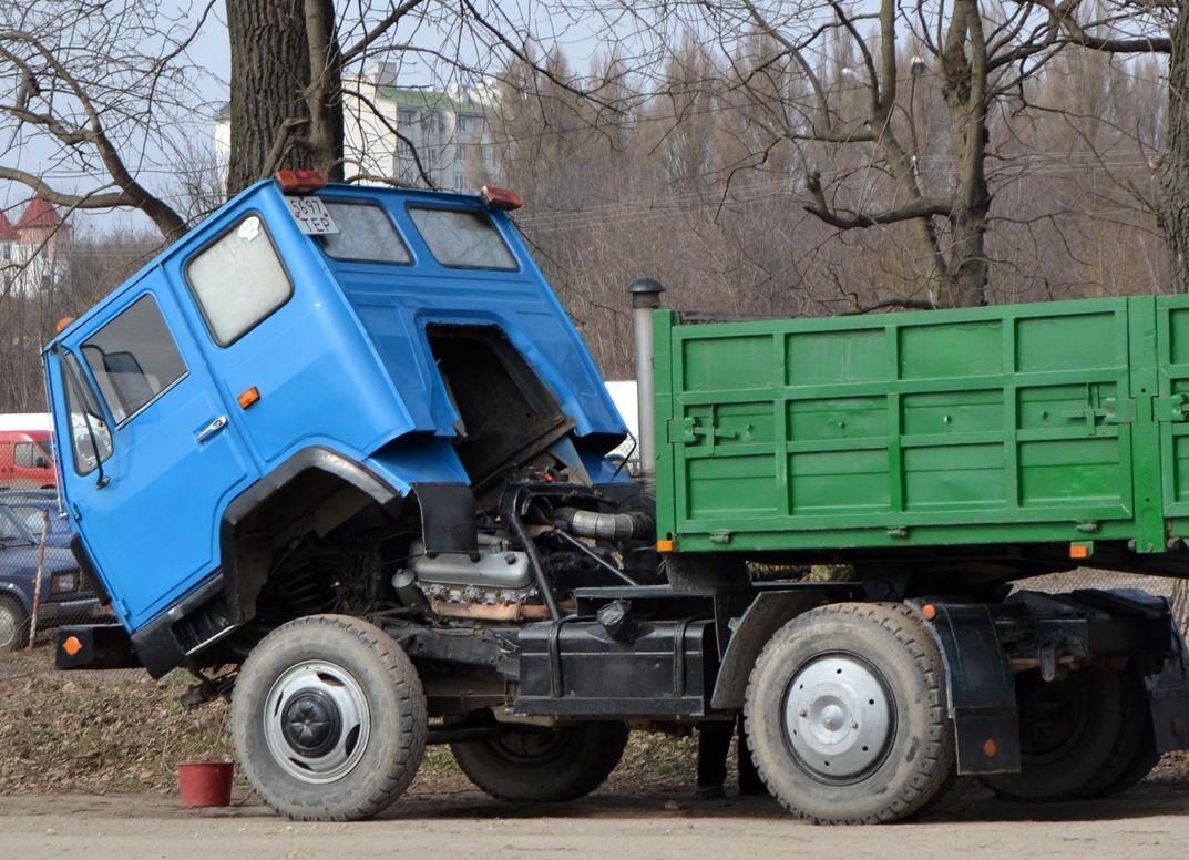 Последние "Колхиды" второй серии, работавшие до нулевых годов, чаще всего доживали свой век с дизельными двигателями, как экземпляр на этом фото, оснащенный ЯМЗ 236.