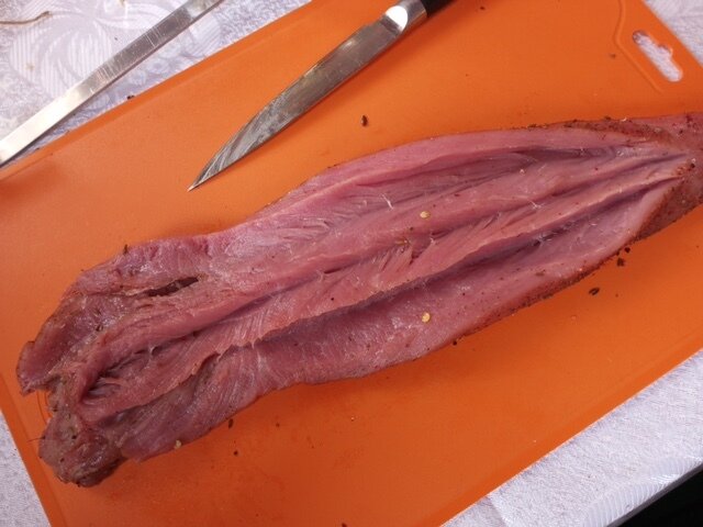 Затем сделайте по такому же надрезу в каждой из частей раскрытой «книжки».