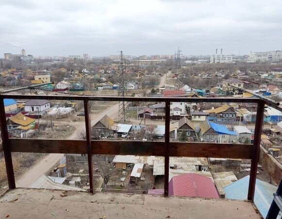 Первоначальный вид с балкона из квартиры в новостройке. Фото из собственных источников.